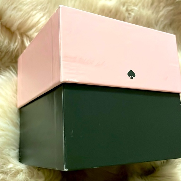 🐾Kate Spade® Super Adorable and Gorgeous 🐾French Bull Terrier🐾
Watch🐾